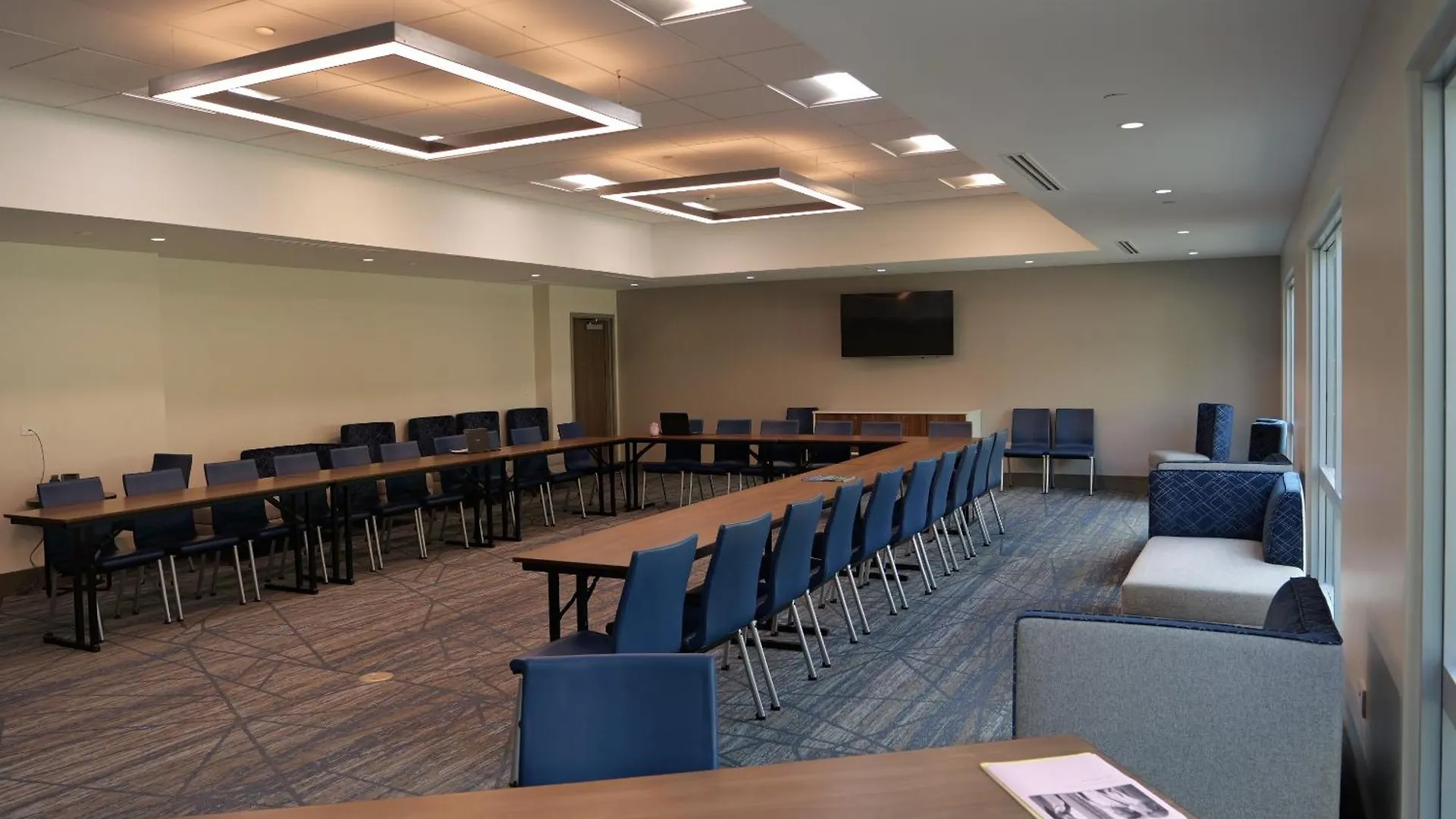 Holiday Inn Express & Suites Brighton Village